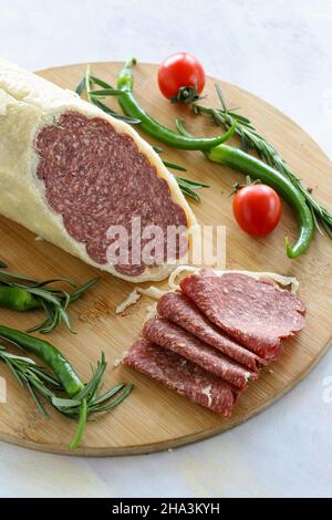 Parmesan-Wurst auf weißem Hintergrund. Lokaler Name permesanlı italyan sucuk Stockfoto