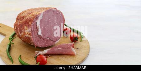 Entrecote für geräuchertes Rindfleisch auf weißem Hintergrund. Lokaler Name füme antrikot. Speicherplatz kopieren Stockfoto