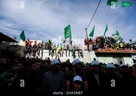 Gaza-Stadt, Palästinensische Gebiete. 10th Dez 2021. Anhänger nehmen an einer Kundgebung zum 34th. Jahrestag der Gründung der islamistischen Bewegung Hamas Teil. Kredit: Mohammed Talatene/dpa/Alamy Live Nachrichten Stockfoto