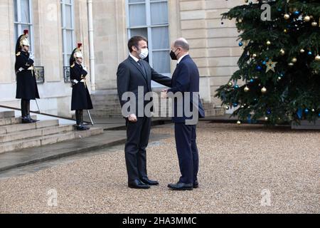 Paris, Frankreich, den 10. dezember 2021, Arbeitsessen zwischen dem Präsidenten der Französischen Republik, Macron, und Olaf Scholz, Bundeskanzler der Bundesrepublik Deutschland, François Loock/Alamy Credit: Loock François/Alamy Live News Stockfoto