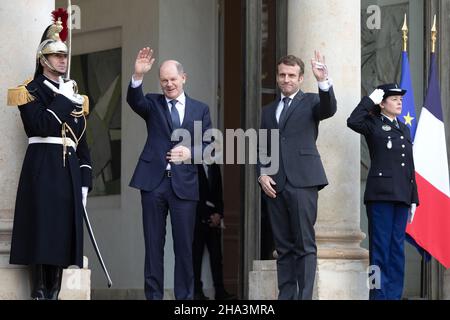 Paris, Frankreich, den 10. dezember 2021, Arbeitsessen zwischen dem Präsidenten der Französischen Republik, Macron, und Olaf Scholz, Bundeskanzler der Bundesrepublik Deutschland, François Loock/Alamy Credit: Loock François/Alamy Live News Stockfoto