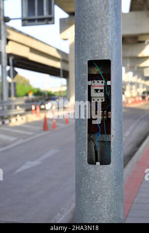 Die elektrische Ausrüstung Steuerbox in elektrischen Pol montiert. Schalter in einer Säule im Freien. Schalter Außenbeleuchtung. Stockfoto