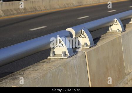 Nahaufnahme und Detail der Metallgeländer auf der neuen Fußgängerbrücke neben der Autobahn. Stockfoto