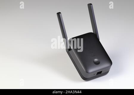 Moderner Wireless-Router, Netzwerk-Router, WLAN-Repeater, WLAN-Verstärker oder WLAN-Reichweiten-Extender auf weißem Hintergrund isoliert Stockfoto