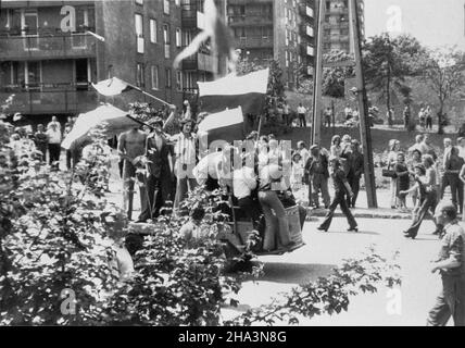 Radom, 1976-06. Czerwiec 1976 - kolejna fala strajków i protestów, które wybuch³y po og³oszeniu przez rz¹d Piotra Jaroszewicza wprowadzenia drastycznych podwy¿ek cen urzêdowych na niektóre artyku³y consumpcyjne. NZ. Robotnicy z flagami jad¹ na meleksie. Ad PAP/Reprodukcja Dok³adny dzieñ wydarzenia nieustalony. Radom, Juni 1976. Juni 1976 - eine weitere Streikwelle nach den von der Regierung Piotr Jaroszewicz angekündigten Preiserhöhungen für Nahrungsmittel. Im Bild: Arbeiter mit Fahnen. Ad PAP/Reprodukcja Stockfoto