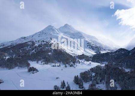 Wunderschöne Winterlandschaft in den Bergen - Schweizer alpen Stockfoto