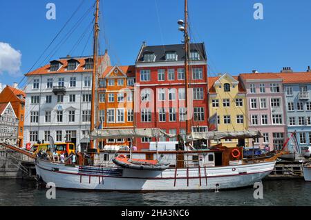 KOPENHAGEN, DÄNEMARK - 05. Nov 2021: Farbenfrohe Häuser von Nyhavn, dem Wahrzeichen von Kopenhagen - Dänemark Stockfoto