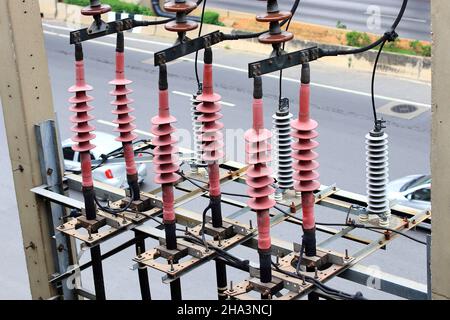 Elektrische Isolatoren und Überspannungen, Unterstation für Hochspannungsnetztransformatoren. Stockfoto