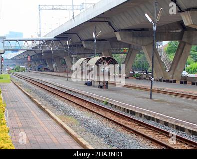 Vorort leer Bahnhof Plattform in der Nähe Intercity Schnellstraße . Stockfoto