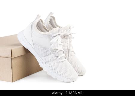 Ein Paar weiße Sneakers auf einer Box und auf weißem Hintergrund Stockfoto
