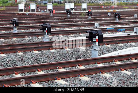 Signalgeber oder Ampelsignal auf der Bahn, in der Nähe von Kreuzung oder Bahnhof. Stockfoto