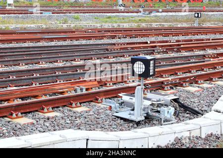 Signalgeber oder Ampelsignal auf der Bahn, in der Nähe von Kreuzung oder Bahnhof. Stockfoto