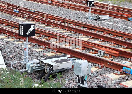 Signalgeber oder Ampelsignal auf der Bahn, in der Nähe von Kreuzung oder Bahnhof. Stockfoto