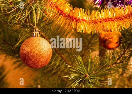 Der Weihnachtsbaum ist mit Weihnachtsspielzeug aus Glas geschmückt. Schöne Neujahrsdekorationen am Neujahrsbaum. Farbenfrohe Weihnachtsdekorationen. Stockfoto