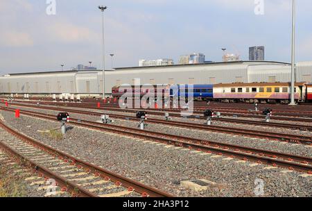 Signalgeber oder Ampelsignal auf der Bahn, in der Nähe von Kreuzung oder Bahnhof. Stockfoto