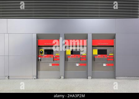 Bahnticket-Verkaufsautomaten, Ticketautomaten für Pendlerzüge. Stockfoto