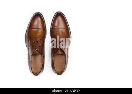 Ein Paar braune oxford-Schuhe, isoliert auf weißem Hintergrund in der Draufsicht Stockfoto