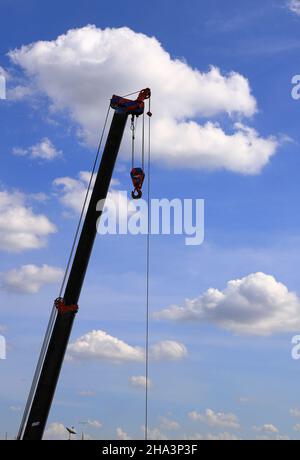 Schwerer Industriekran, Kranwagen betriebsbereit Stockfoto