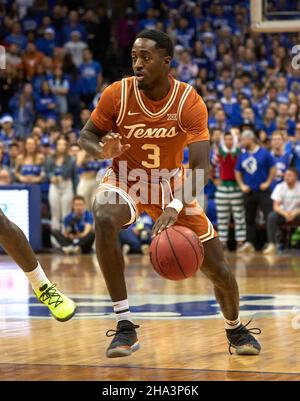 Newark, New Jersey, USA. 10th Dez 2021. Die Wache von Texas Longhorns, Courtney Ramey (3), dringt am Donnerstag, den 9 2021. Dezember, in der ersten Hälfte des Prudential Center in Newark, New Jersey, in Richtung des Korbes ein. Seton Hall besiegte Texas 64-60. Duncan Williams/CSM/Alamy Live News Stockfoto