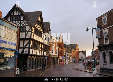 South Street mit Shodfriars Hall und alten Geschäften mit grauem Himmel, aber von der niedrigen Wintersonne in BOSTON Lincolnshire beleuchtet, Stockfoto