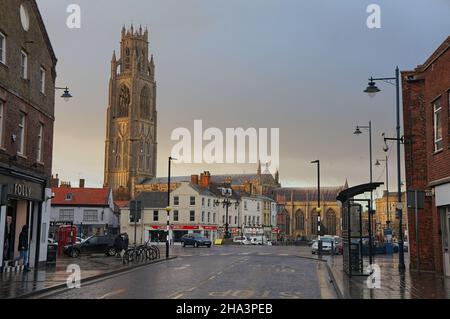 Der Marktplatz und die Bushaltestelle mit dem Boston Stump (St. Botolph's Church) Turm und dunklen Wolken am Himmel. Boston Lincolnshire Stockfoto