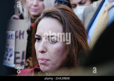 London, Großbritannien, 10th. Dezember 2021. Julian Assanges Verlobter wendet sich an Unterstützer und Medien, die außerhalb der königlichen Gerichte versammelt sind, da bekannt gegeben wird, dass Julian Assange an die USA ausgeliefert werden könnte, um Spionagevorwürfe zu erheben. Kredit: Elfte Stunde Fotografie/Alamy Live Nachrichten Stockfoto