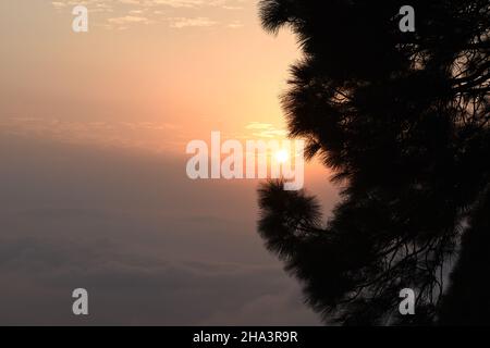 Blick auf den Sonnenuntergang hinter den Wolken in Kasauli. Stockfoto