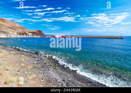 Hafen und Strand von Puerto de la Estaca auf El Hierro mit einer rot-weißen Autofähre am Dock Stockfoto