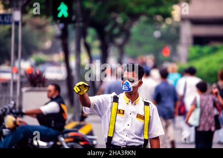 Verkehrsleiter mit Gesichtsmask im Stadtzentrum, Manila, Philippinen Stockfoto