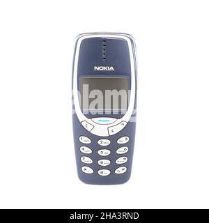 Altes Mobiltelefon Nokia 3310 auf weißem Hintergrund. Isoliert. Stockfoto