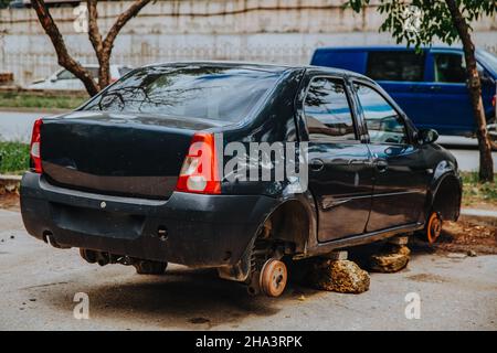 Zaporozhye, Ukraine - Juli 14 2020 : Ein zerbrochener Pkw ohne Räder steht auf Ziegelsteinen Stockfoto