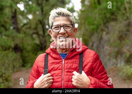 Glückliche ältere Frau Spaß während Trekking-Aktivitäten Tag im Wald - Abenteuer und Reisen Menschen Konzept Stockfoto