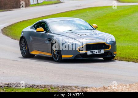 Aston Martin V12 Vantage S Grand Tourer GT Auto fährt die Bergaufstiegsstrecke beim Goodwood Festival of Speed Motoring Event im Jahr 2016 hinauf Stockfoto