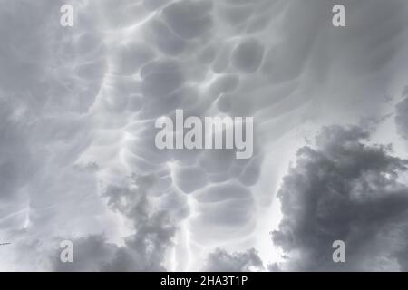 Mammatus Gewitterwolken. Mammatusdonnerwolken bilden einen idealen stürmischen Hintergrund. Stockfoto