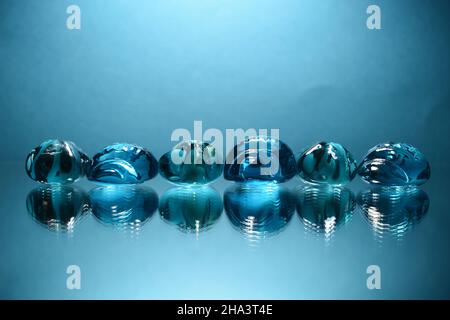 Blaue Glaskristalle auf blauem Hintergrund. Stockfoto