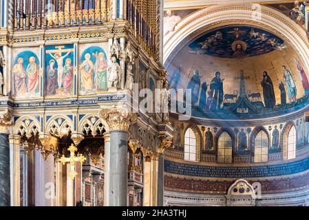 Luxuriöse Dekoration mit goldenen Gemälden und Mosaiken in der mittelalterlichen katholischen Kathedrale in Italien Stockfoto