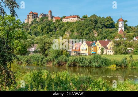 Blick auf die Harburg im Sommer vom Wörnitzer Tal, Schwaben, Bayern, Deutschland Stockfoto