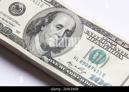 Ein Bündel Dollar auf weißem Hintergrund. Isoliert. Ein Haufen Dollar. US-Dollar-Banknoten. Ein Stapel amerikanischer hundert-Dollar-Scheine. Konzept Stockfoto