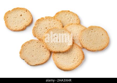 Haufen von runden Melba Toast isoliert auf weißem Hintergrund Stockfoto