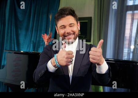 Madrid, Spanien. 10th Dez 2021. Sänger Miguel Poveda posiert während einer Porträtsitzung im Recoletos Hotel in Madrid. Kredit: SOPA Images Limited/Alamy Live Nachrichten Stockfoto