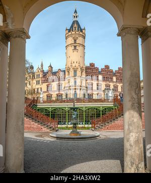 Vorderansicht des Schweriner Schlosses, von der Orangerie aus gesehen, Schwerin, Mecklenburg Vorpommern, Deutschland Stockfoto