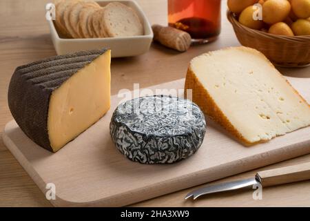 Französische Käseplatte mit drei verschiedenen Käsesorten als Dessert Stockfoto