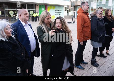 Familien der von Stephen Port am Ende ihrer Inquest im Rathaus von Barking ermordeten Personen, nachdem eine Untersuchungsjury festgestellt hatte, dass Polizeiversagen bei der Untersuchung des Todes des ersten Opfers von Stephen Port, Anthony Walgate, „wahrscheinlich“ zum Tod von Gabriel Kovari beigetragen hat, Der zweite junge schwule Mann, der unter fast identischen Umständen in Barking, Ost-London, starb. Bilddatum: Freitag, 10. Dezember 2021. Stockfoto