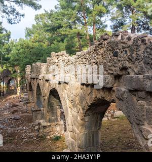 Ruinen des antiken römischen Aquädukts inmitten des Waldes in der antiken Stadt Phaselis Stockfoto