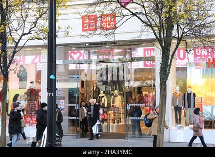 London, Großbritannien, Dezember 10th 2021.. Als der erste Teil von Covid Plan B begann, trugen mehr Weihnachtseinkäufer in der Oxford Street Masken. Gesichtsbedeckungen sind jetzt in allen Innenräumen manadatory, um zu versuchen, die Ausbreitung der Omicron-Variante zu verhindern. Monica Wells/Alamy Live News Stockfoto