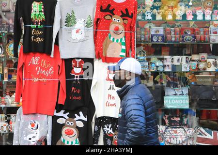 London, Großbritannien, Dezember 10th 2021.. Als der erste Teil von Covid Plan B begann, trugen mehr Weihnachtseinkäufer in der Oxford Street Masken. Gesichtsbedeckungen sind jetzt in allen Innenräumen obligatorisch, um die Ausbreitung der Omicron-Variante zu verhindern. Monica Wells/Alamy Live News Stockfoto