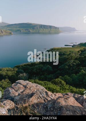 Blick nach Südosten über die grüne Sommerlandschaft von Loch Na Keal zu Creag a Ghaill Cliffs, Isle of Mull, Inner Hebrides, Argyll & Bute Scotland UK Stockfoto