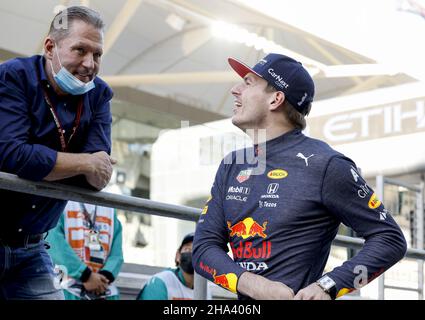 Yas Island, Vereinigte Arabische Emirate. 10th Dez 2021. VERSTAPPEN Max (NED), Red Bull Racing Honda RB16B, Portrait mit seinem Vater Jos während des Formel 1 Etihad Airways Abu Dhabi Grand Prix 2021, 22th Lauf der FIA Formel 1 Weltmeisterschaft 2021 vom 10. Bis 12. Dezember 2021 auf dem Yas Marina Circuit, in Yas Island, Abu Dhabi - Foto: Dppi/DPPI/LiveMedia Kredit: Independent Photo Agency/Alamy Live News Stockfoto