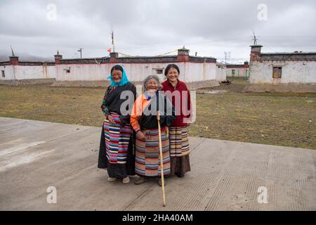 (211210) -- LHASA, 10. Dezember 2021 (Xinhua) -- Tseten (C) posiert für ein Foto mit einem Familienmitglied und einem Dorfbewohner in der Stadt Nagqu im Südwesten Chinas, der Autonomen Region Tibet, am 26. September 2021. Tseten, geboren 1934, war einst Leibeigene und lebte vor der demokratischen Reform in Tibet 1959 unter grausamer feudaler Leibeigenschaft. „Meine Eltern hatten sieben Kinder, und die ganze Familie war Leibeigene“, sagte sie. Damals hütete ihre Familie Rinder und Schafe für Leibeigene. Sie lebten ohne Haus und litten unter Hunger. Tseten erinnerte sich, dass sie vor ihrem 20. Ihre Familie erhielt wi Stockfoto