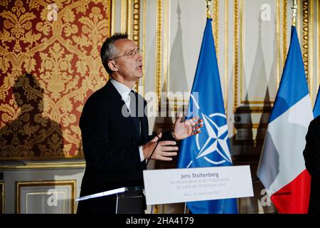 Jens Stoltenberg, Generalsekretär der Organisation des Nordatlantikvertrags (NATO), bei einem Treffen im französischen Ministerium für Europa und auswärtige Angelegenheiten, um die Ziele der französischen Präsidentschaft der Europäischen Union und die Aushandlung des nächsten strategischen Konzepts der NATO zu diskutieren. Paris, Frankreich, 10. Dezember 2021. Foto von Florent Bardos/ABACAPRESS.COM Quelle: Abaca Press/Alamy Live News Stockfoto